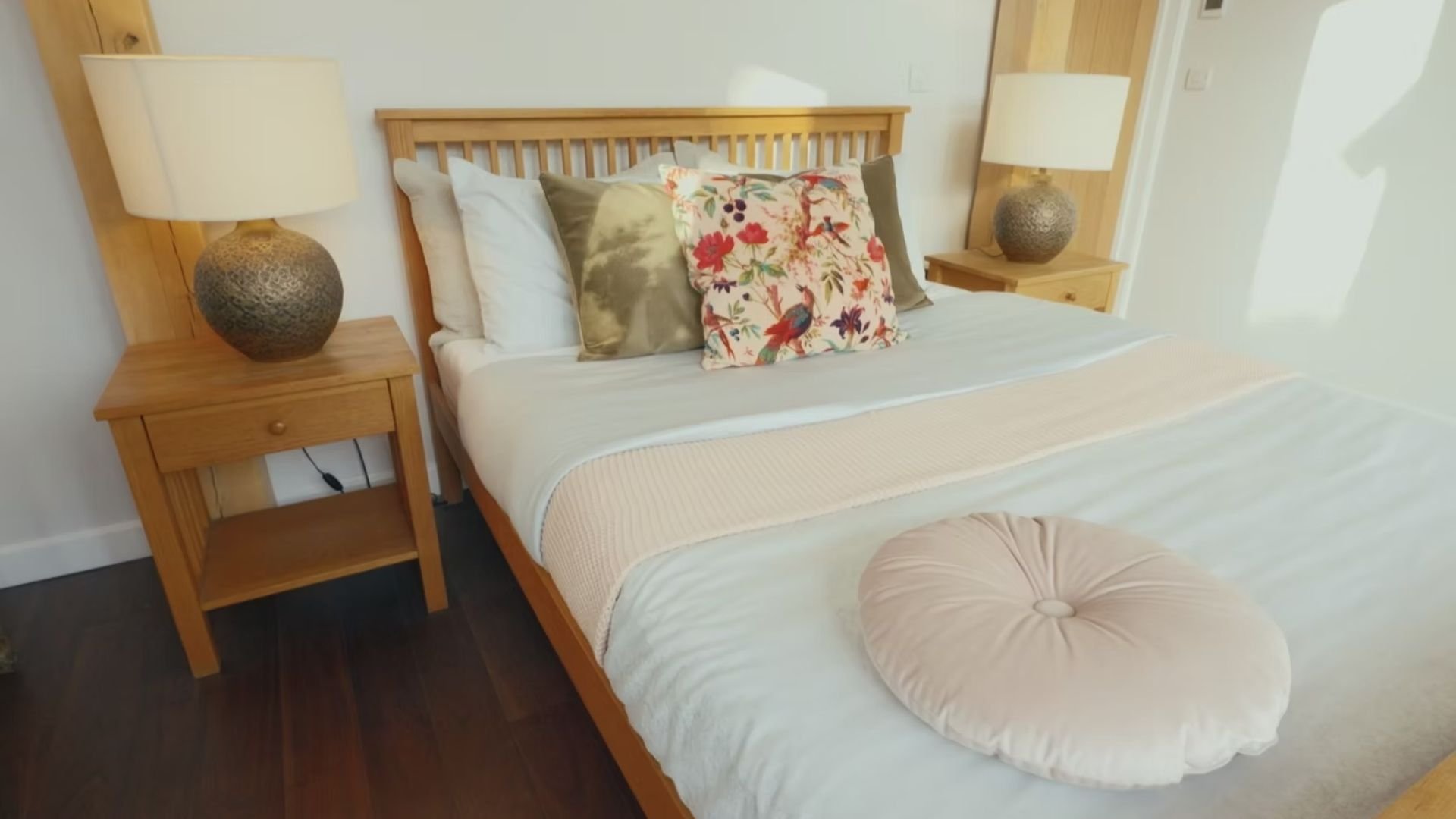 Maalaistaloa rakentamassa