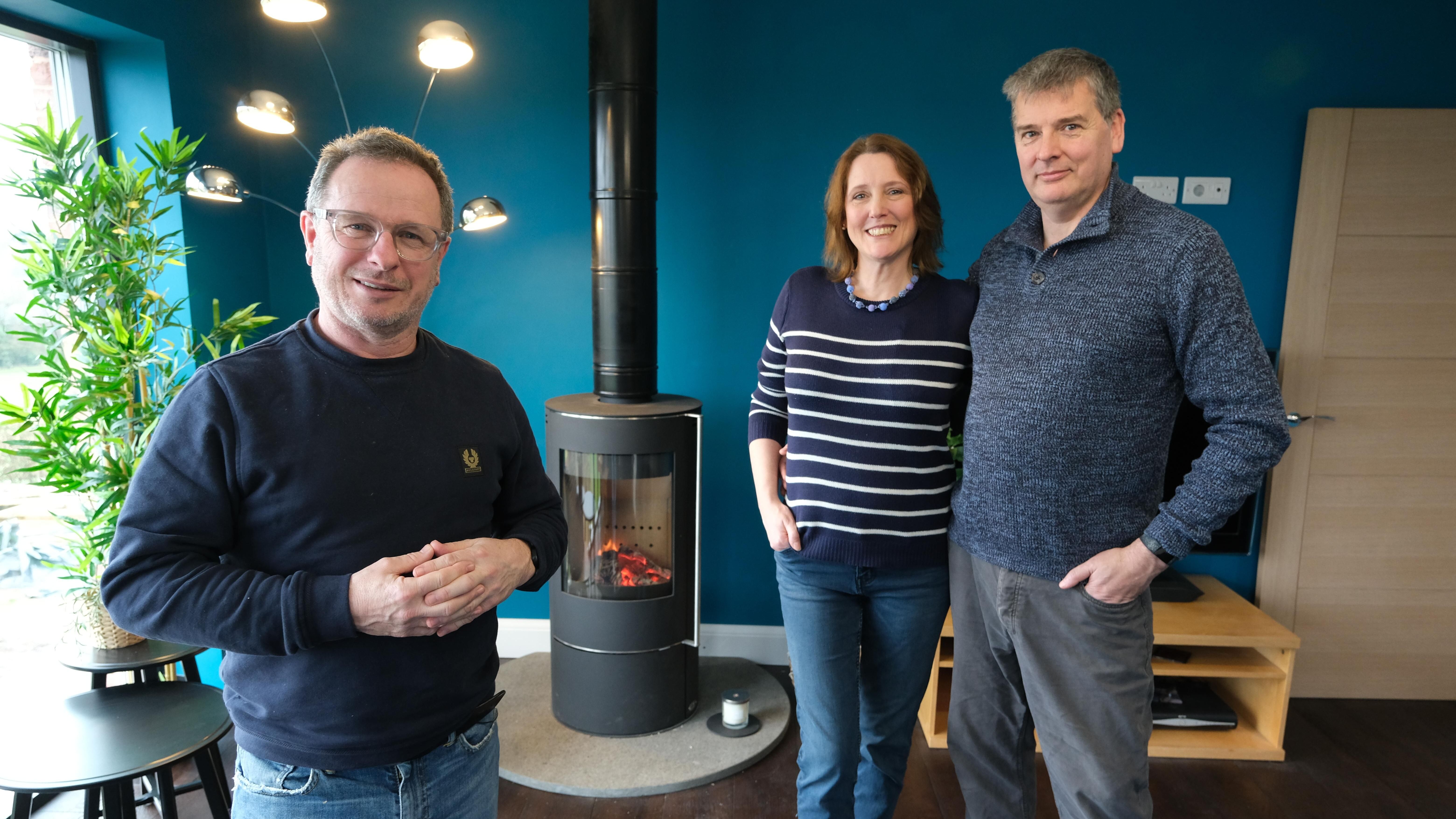 Maalaistaloa rakentamassa