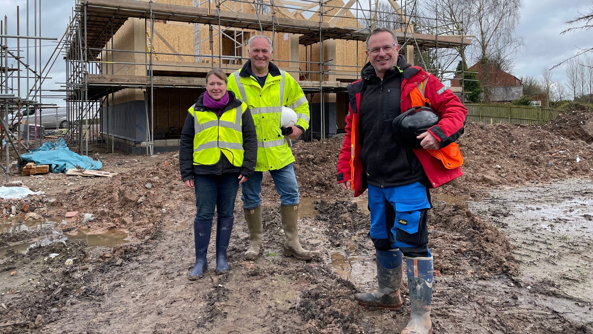 Maalaistaloa rakentamassa