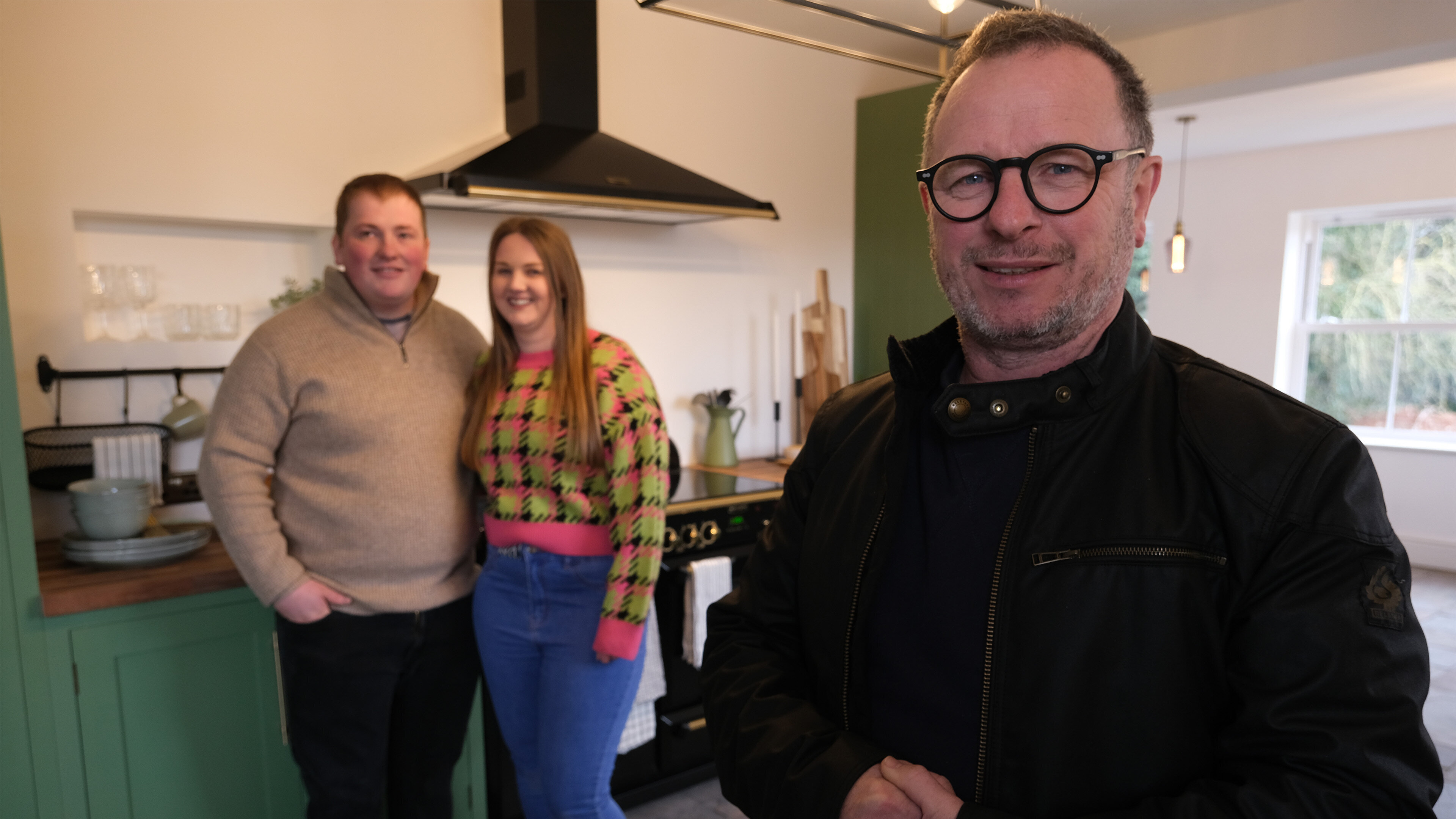 Maalaistaloa rakentamassa