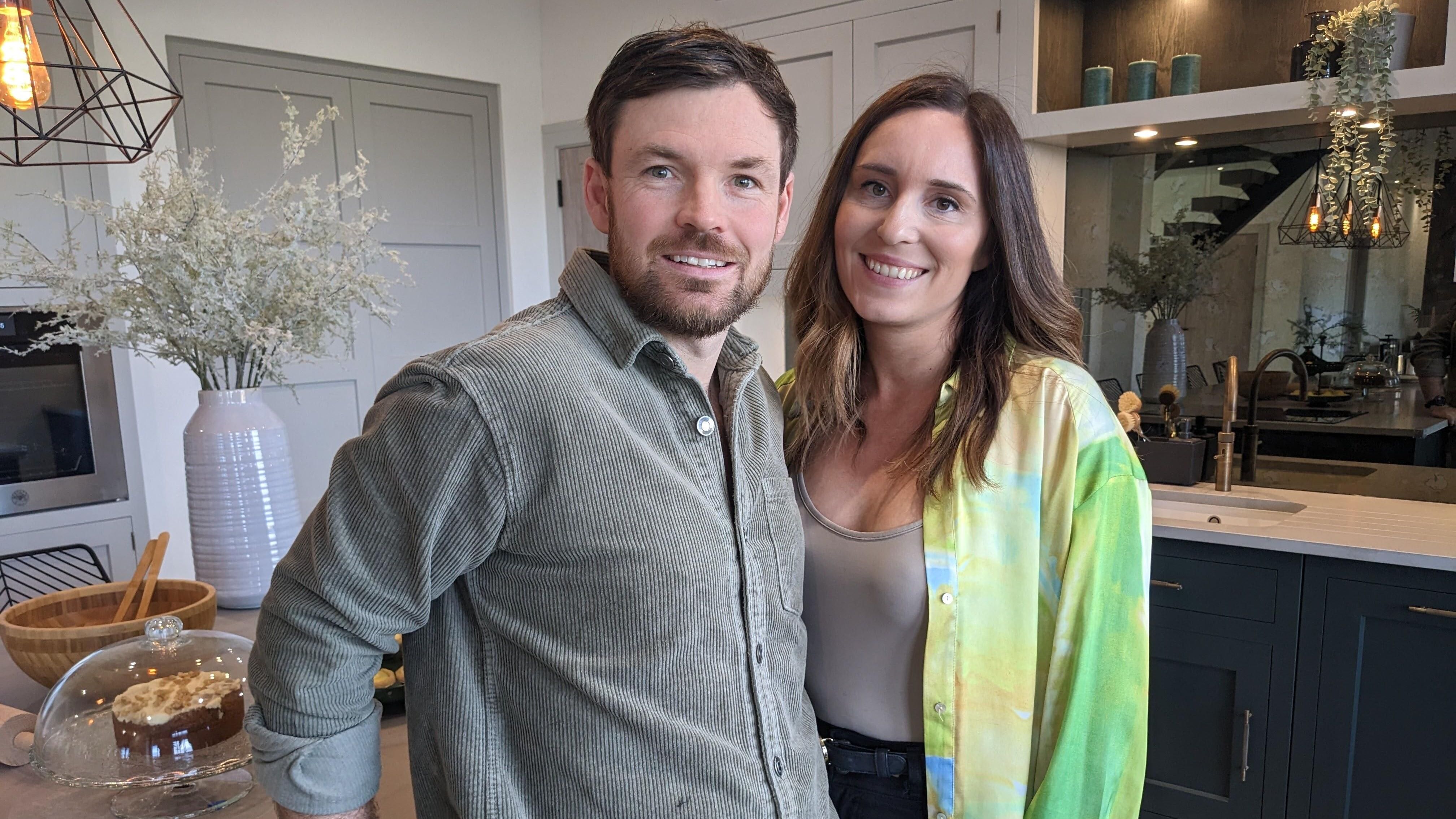 Maalaistaloa rakentamassa