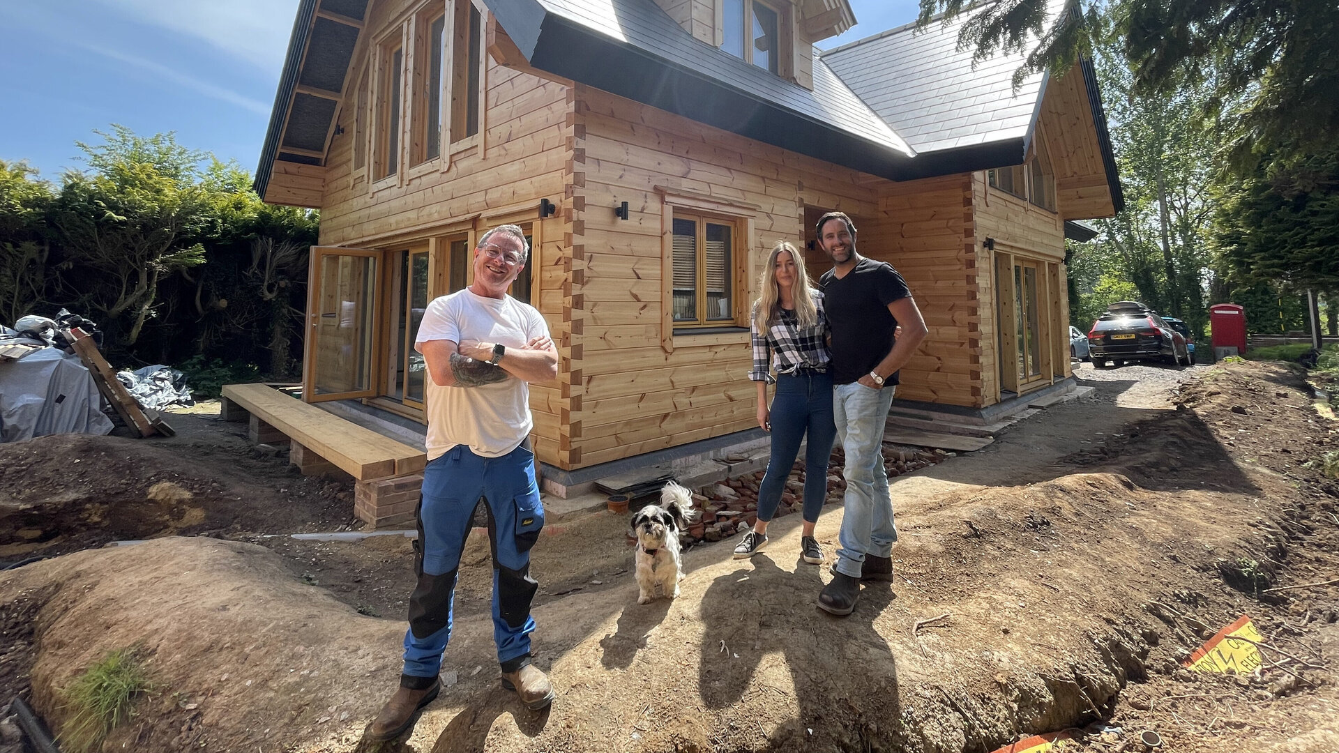 Maalaistaloa rakentamassa