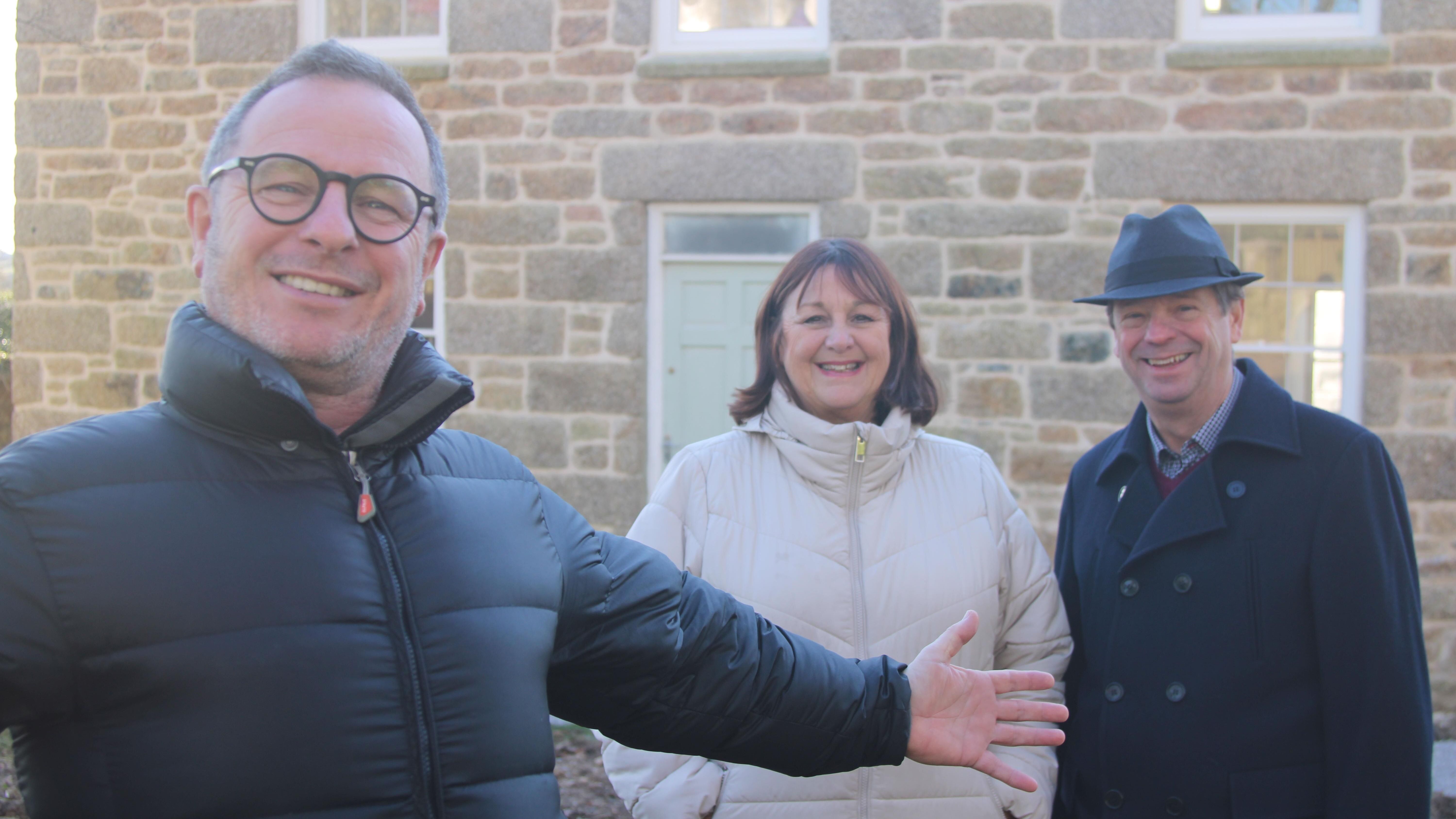 Maalaistaloa rakentamassa