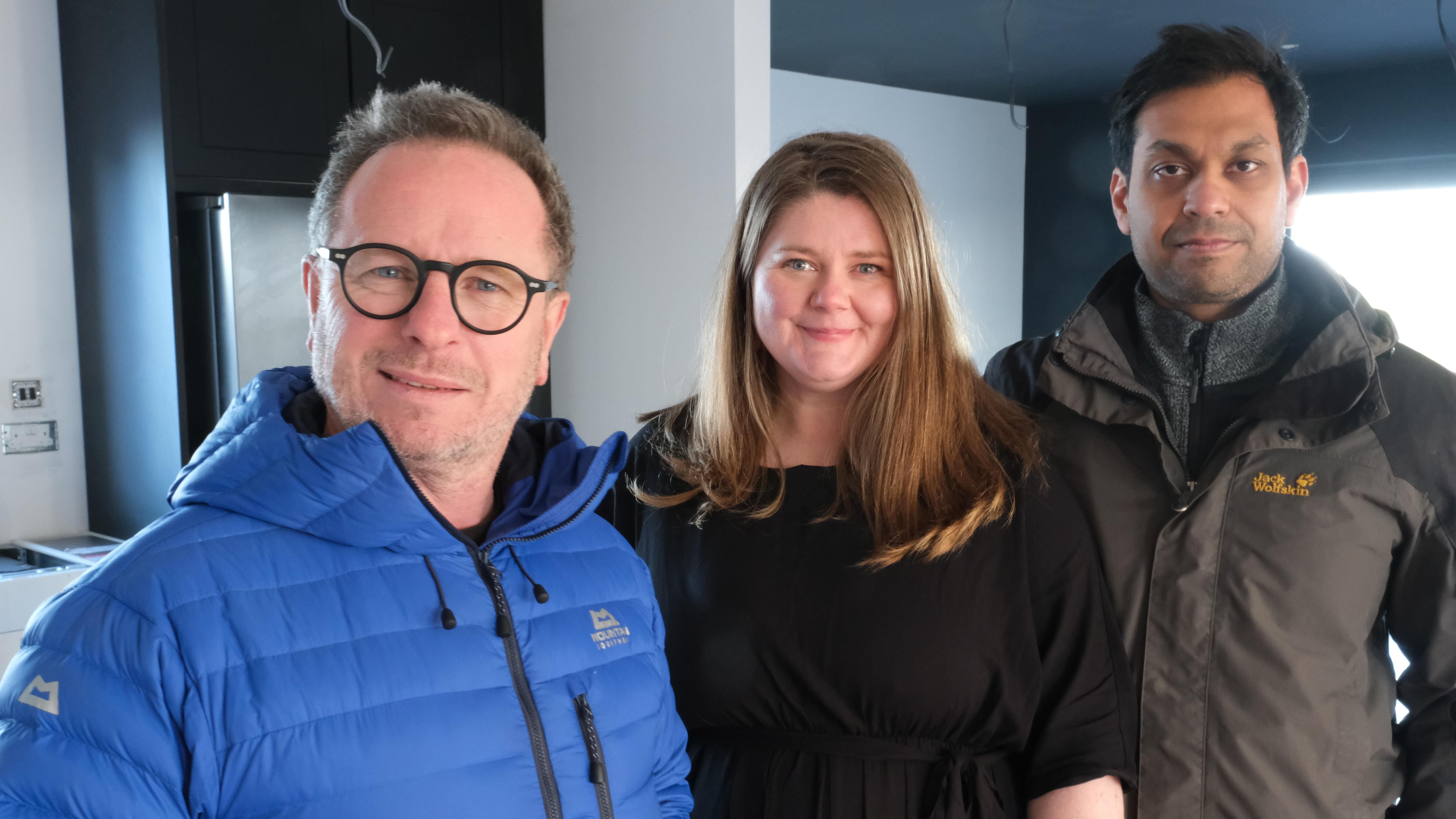 Maalaistaloa rakentamassa